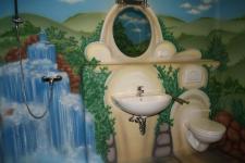 Dusche, Waschbecken und Toilette