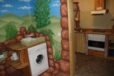Toilette mit Blick in die Küche
