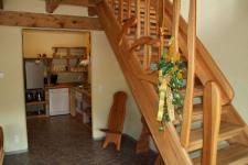 Treppe und Blick in die Küche